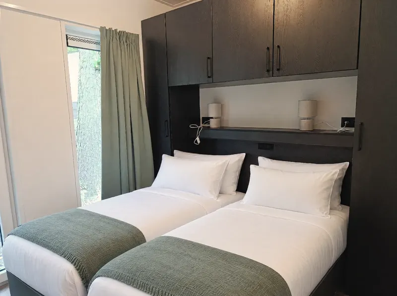 Slaapkamer 1 met twee boxsprings en inbouwkast